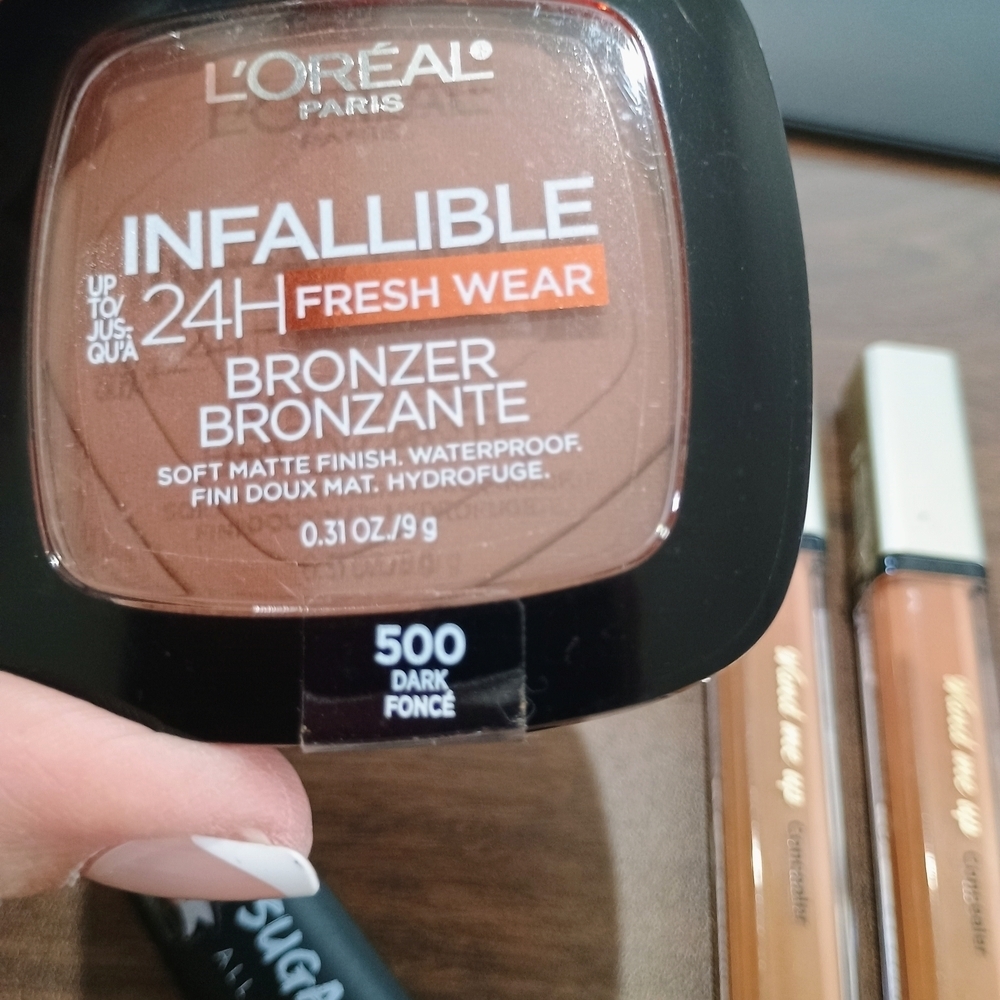 Bundle Of Makeup. 1 Foundation, One Bronzer, 1 Sugar Lip Scrub And 2 Concelors - Picture 4 of 6